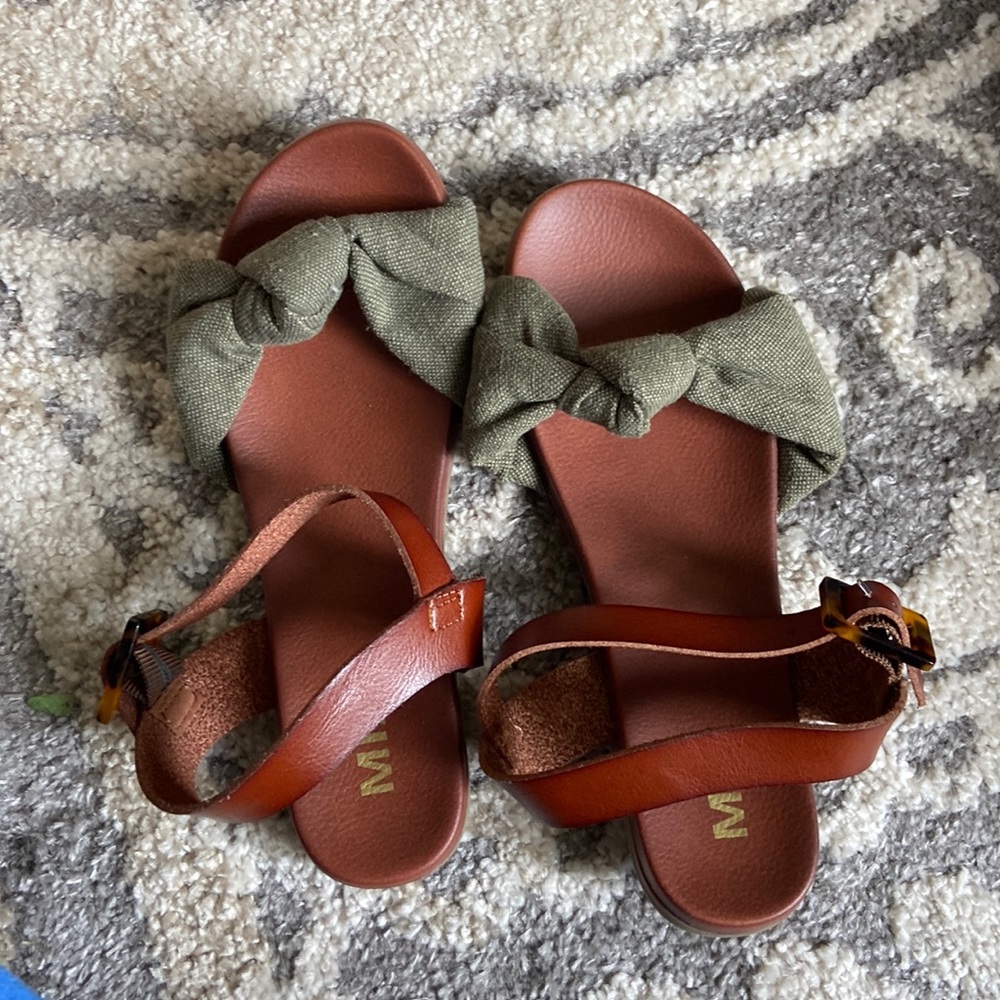 MIA Green bow fashion sandals women’s size 6